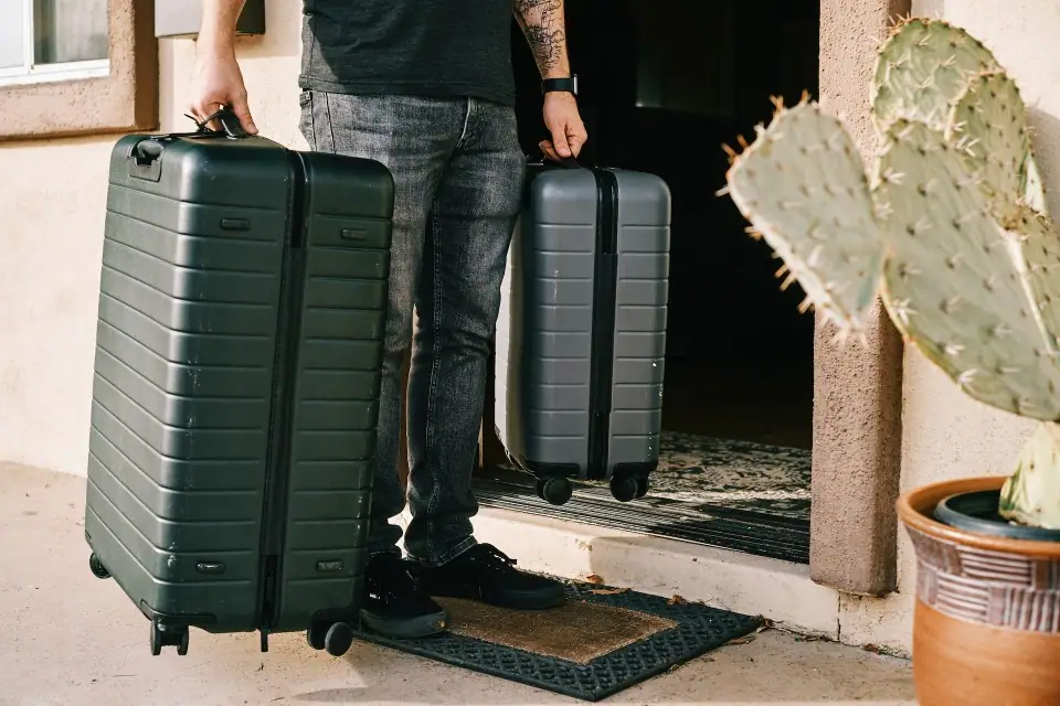 how to start a luggage delivery business