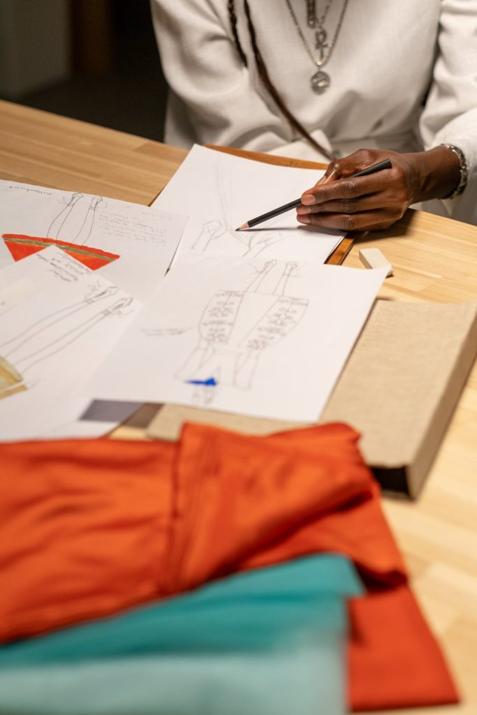 how much does a fashion designer make in a year